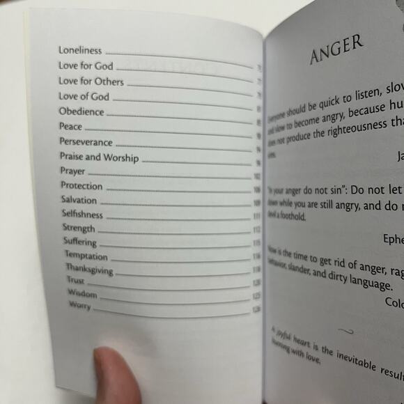 Words of Hope Promises for Every Day Devotional Paperback - Picture 5 of 8
